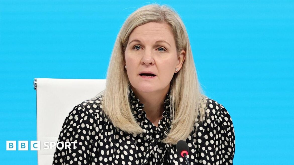 Kirsty Coventry (centre left) 