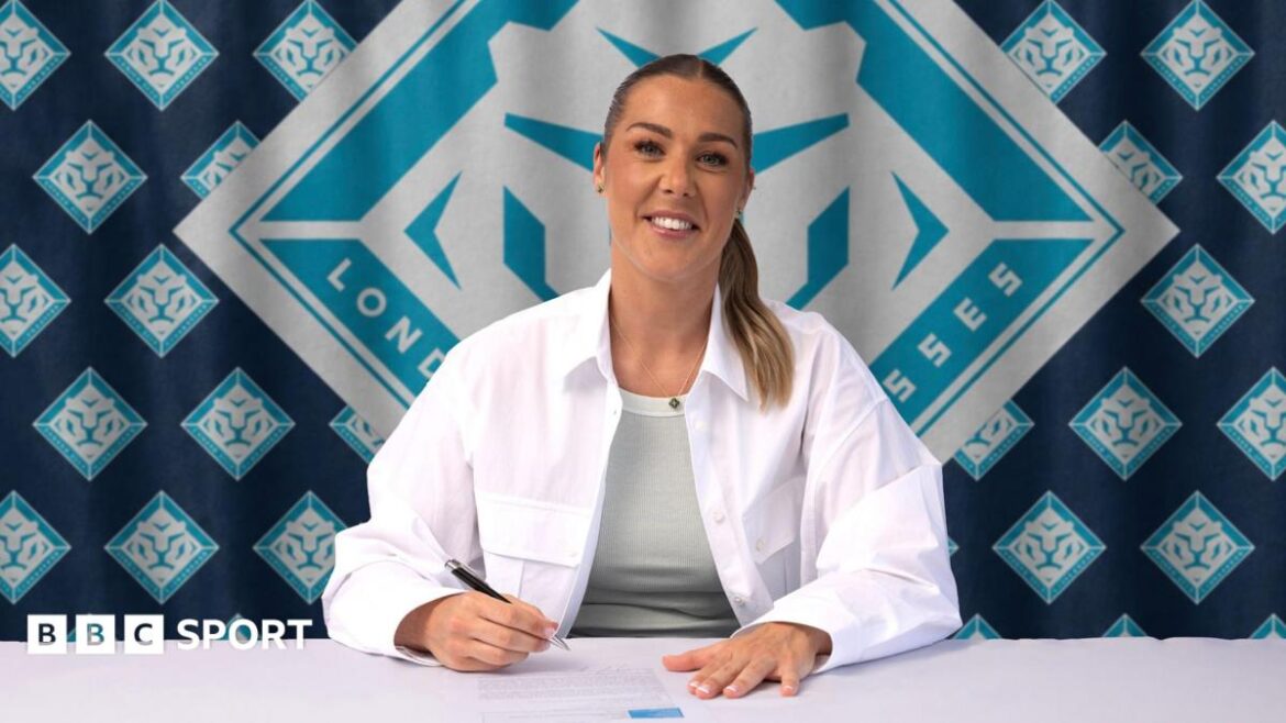 Mary Earps signing her London City Lionesses contract