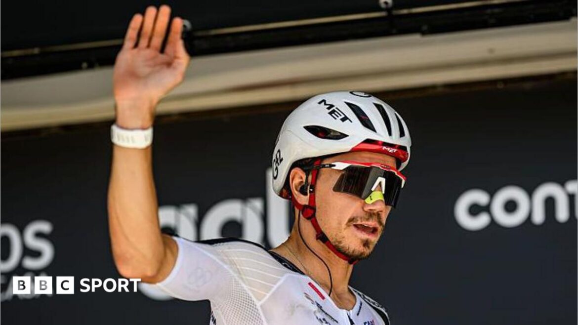 Rui Oliveira waves to fans before a stage during the 2026 Volta a Portugal